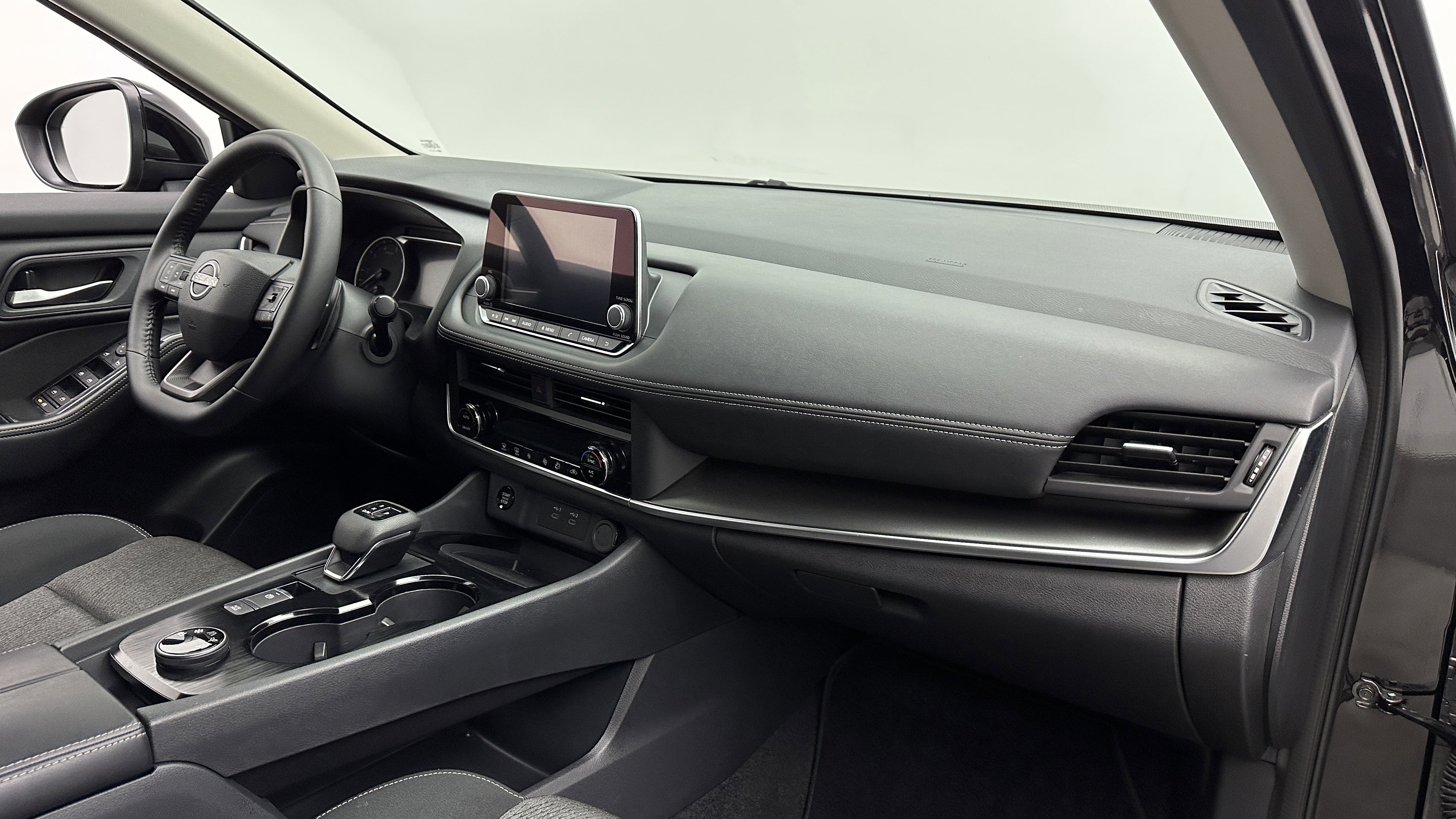 Used 2025 Nissan Rogue SV image 35