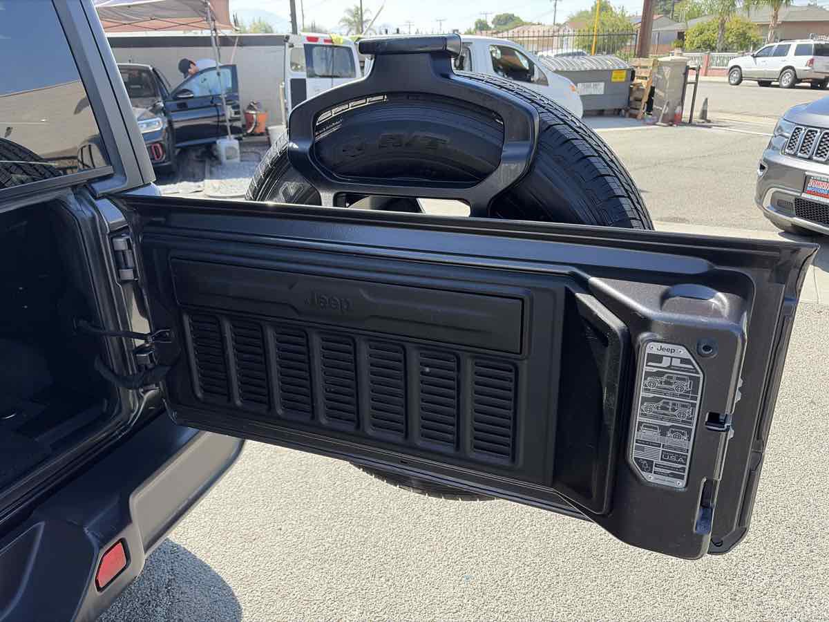 Used 2019 Jeep Wrangler Unlimited Sahara AWD/4WD image 17