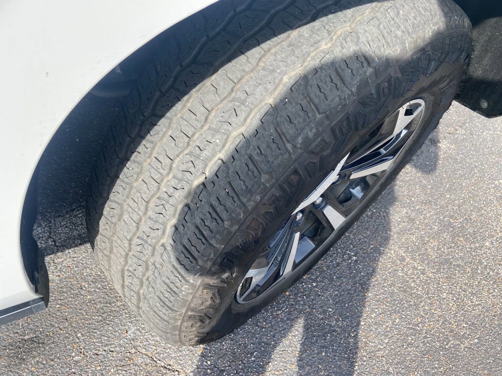 Used 2025 GMC Yukon AT4 w/ AT4 Premium Package image 4