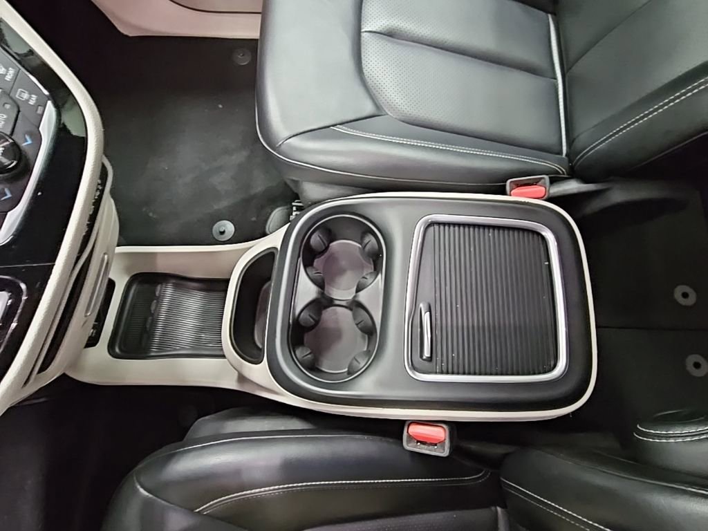 Used 2023 Chrysler Pacifica Touring-L image 22