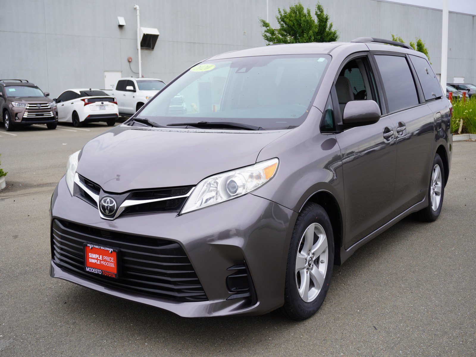 Used 2020 Toyota Sienna LE w/ Carpet Mat Package FWD image 7