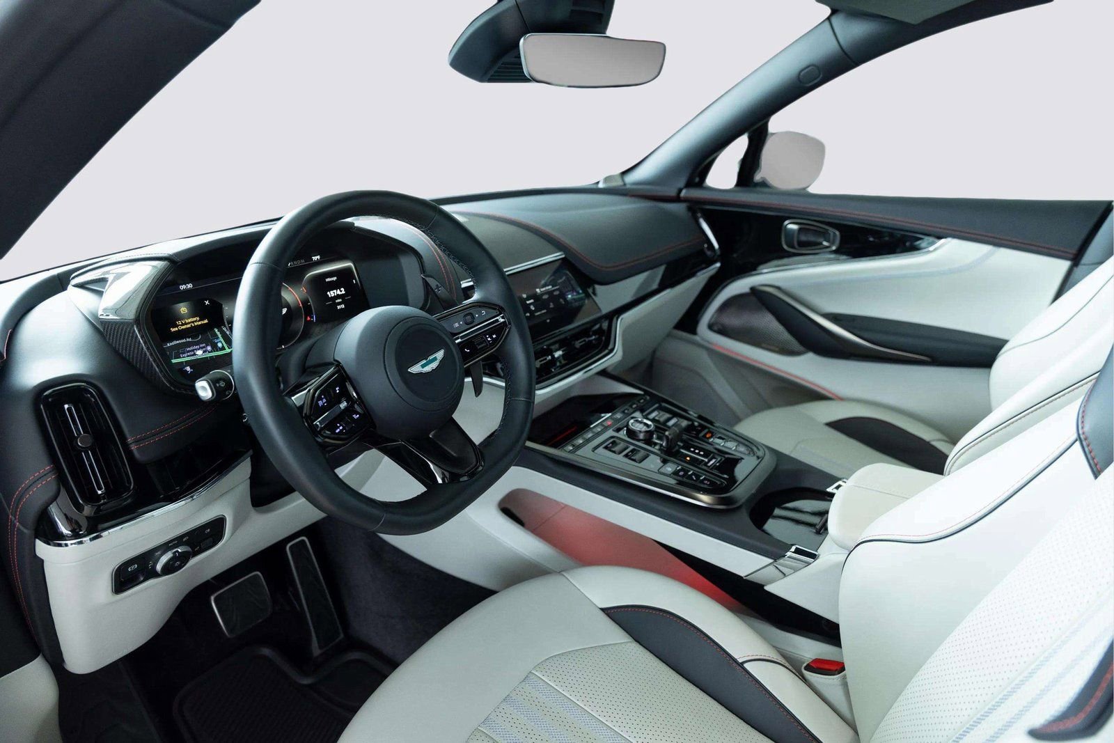 Used 2025 Aston Martin DBX 707 image 24