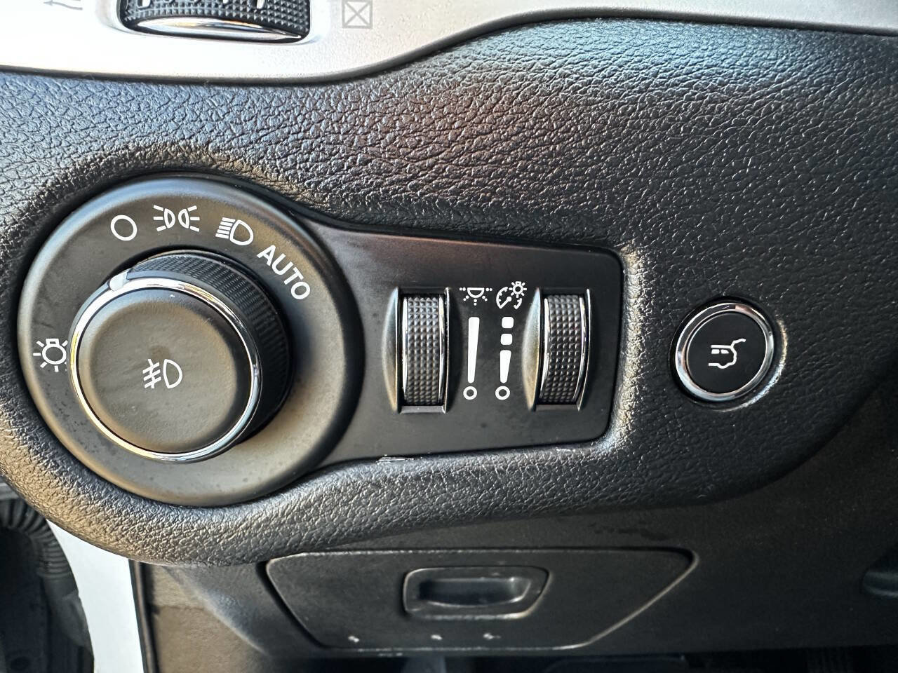 Used 2014 Jeep Cherokee Limited w/ Technology Group image 26