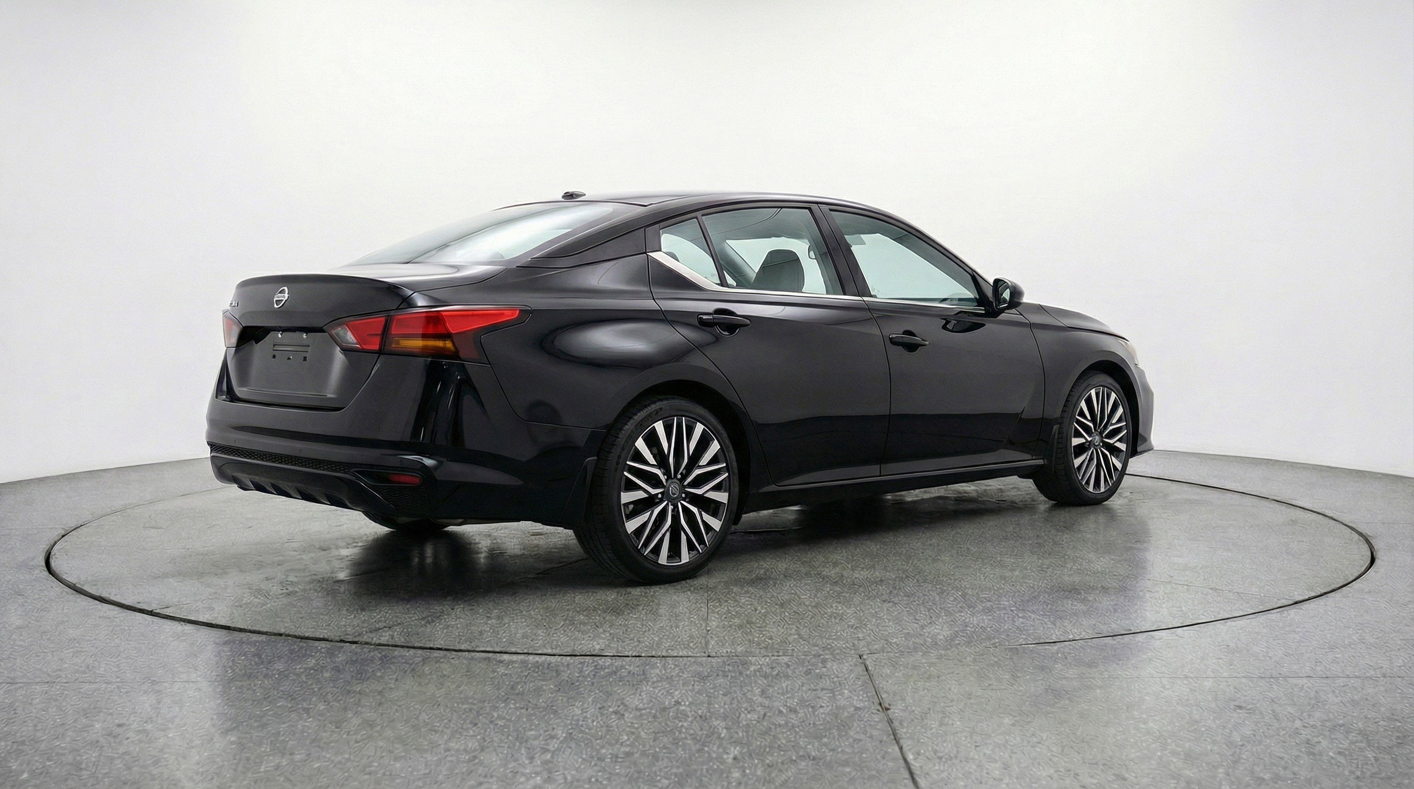 Used 2025 Nissan Altima 2.5 SV FWD image 9