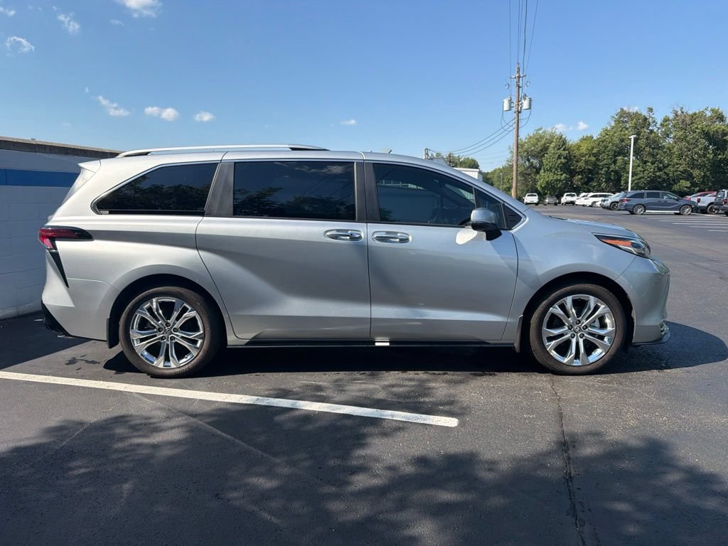Used 2024 Toyota Sienna Platinum FWD image 6