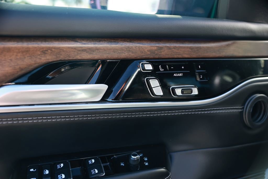 Used 2023 Jeep Grand Wagoneer Series II AWD/4WD image 16