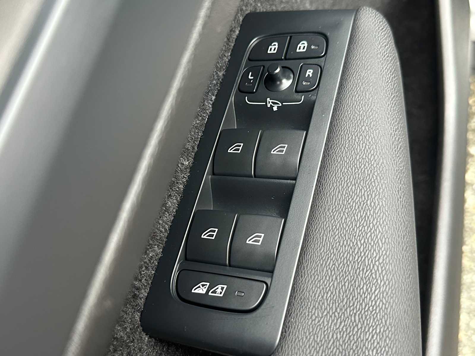 Certified 2023 Volvo C40 P8 Recharge Ultimate image 21