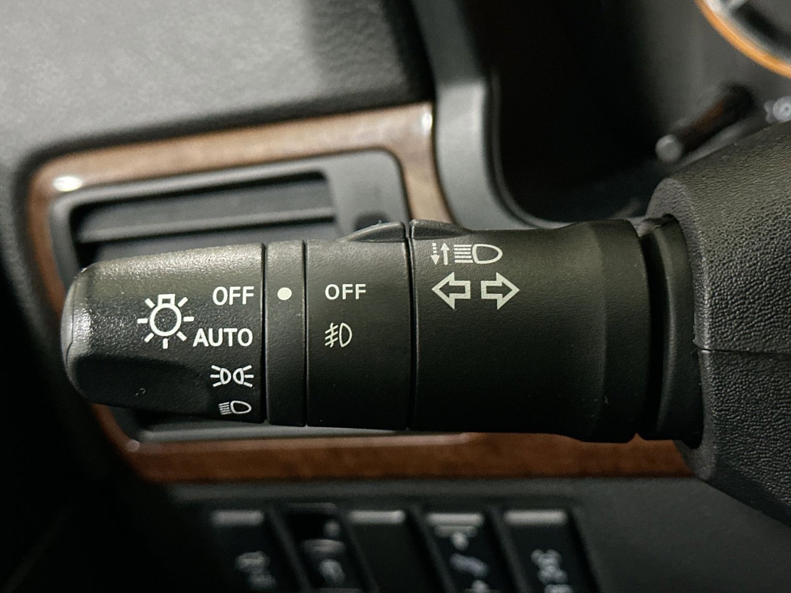 Used 2015 Nissan Armada Platinum image 32