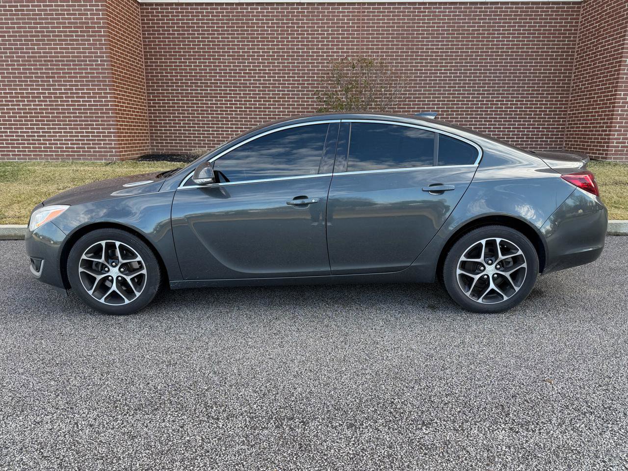Used 2017 Buick Regal Sport Touring image 4
