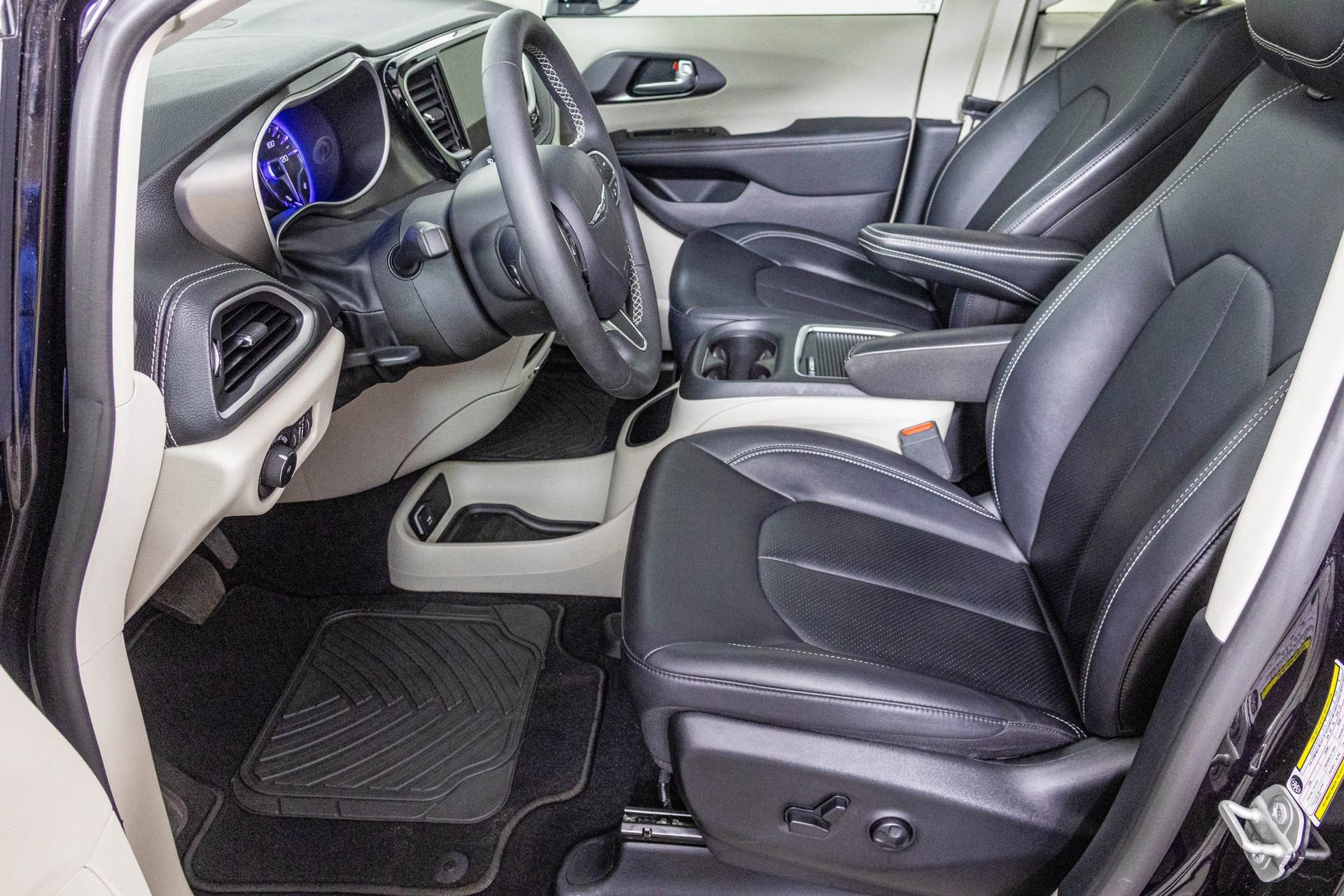 Used 2024 Chrysler Pacifica Touring-L image 17