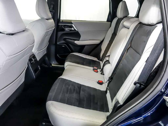 Used 2025 Mitsubishi Outlander SE AWD/4WD image 14