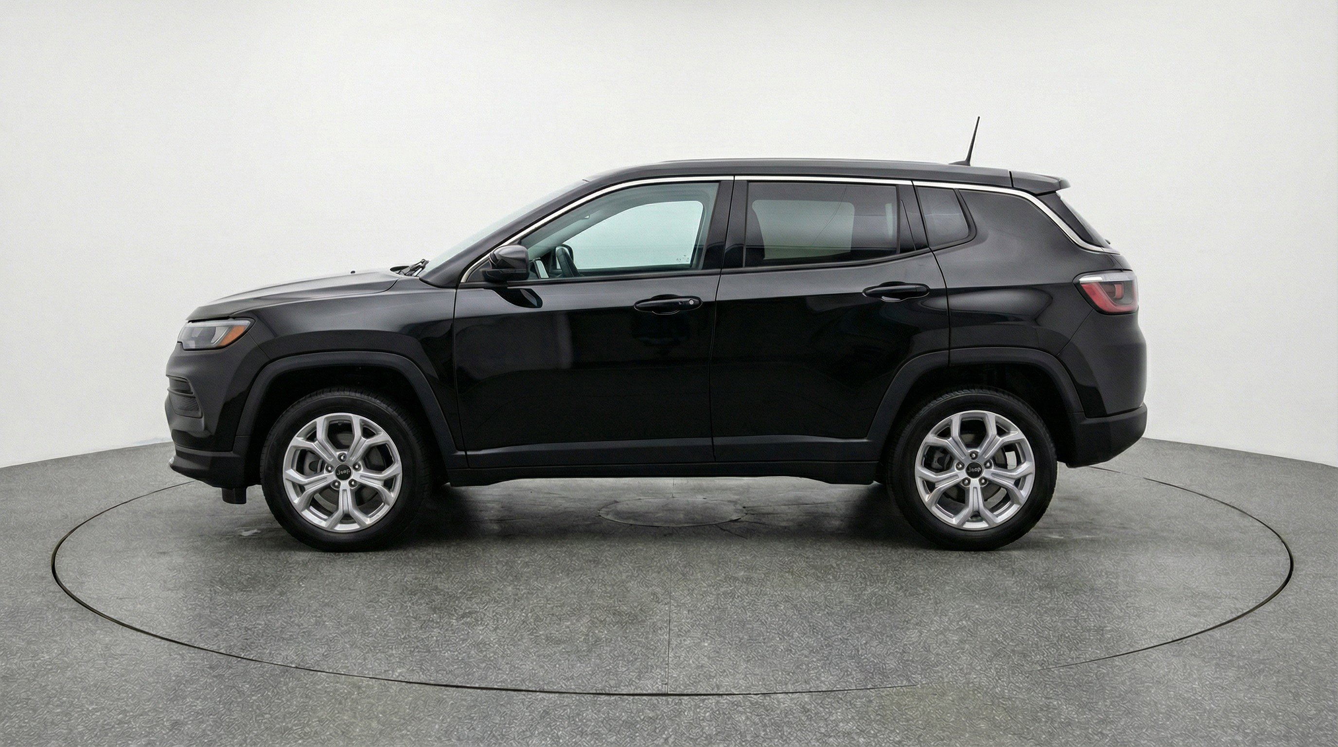 Used 2025 Jeep Compass Latitude image 5