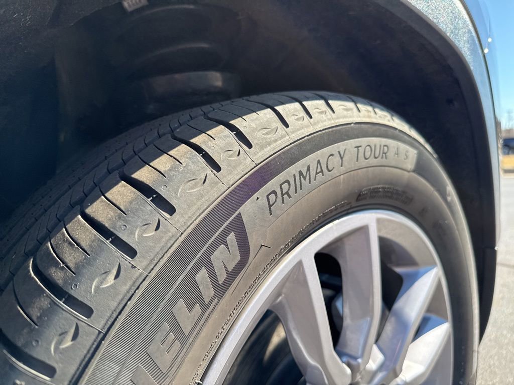 Certified 2024 GMC Terrain SLT w/ Infotainment Package II image 13