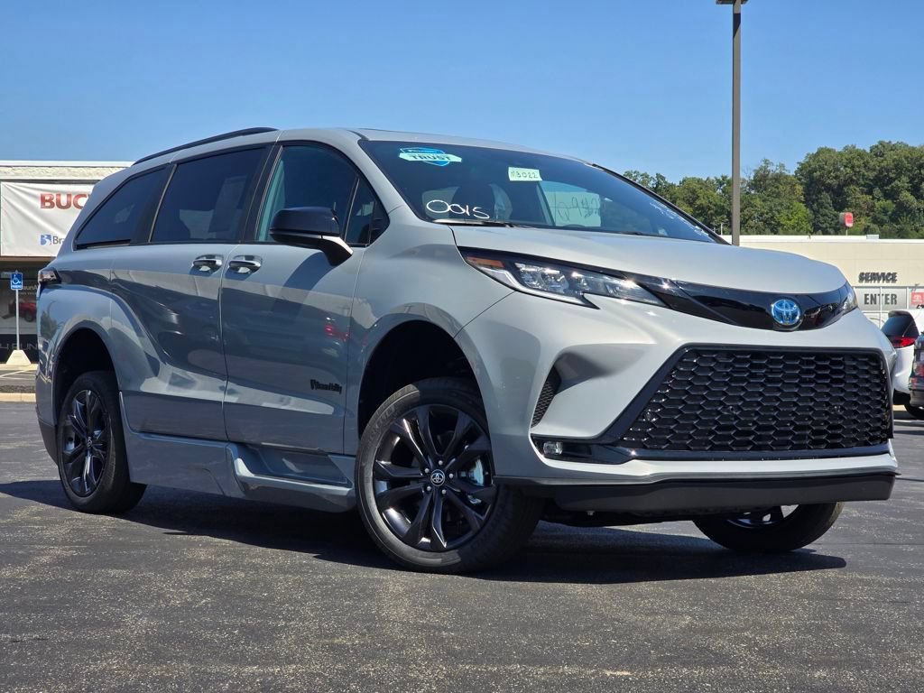 Used 2025 Toyota Sienna XSE w/ XSE Plus Package FWD video 2