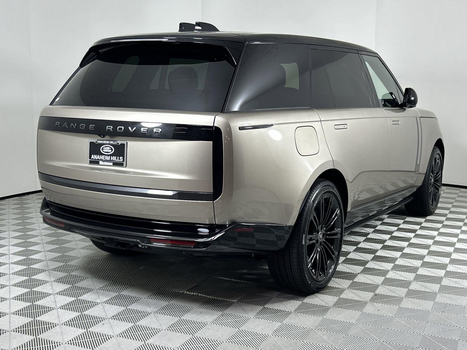 New 2025 Land Rover Range Rover Long Wheelbase SE image 5
