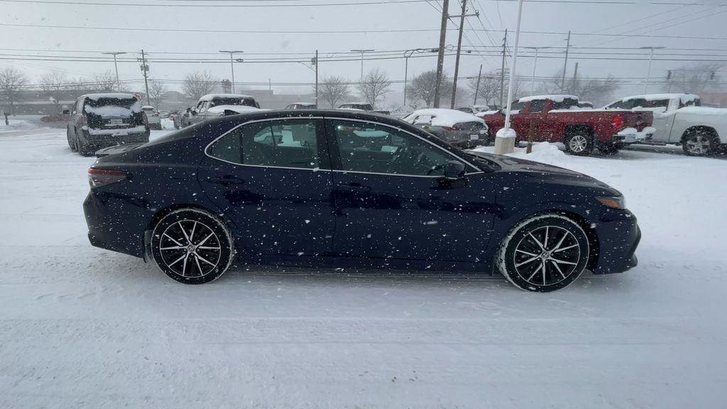Used 2021 Toyota Camry SE w/ Cold Weather Package image 9