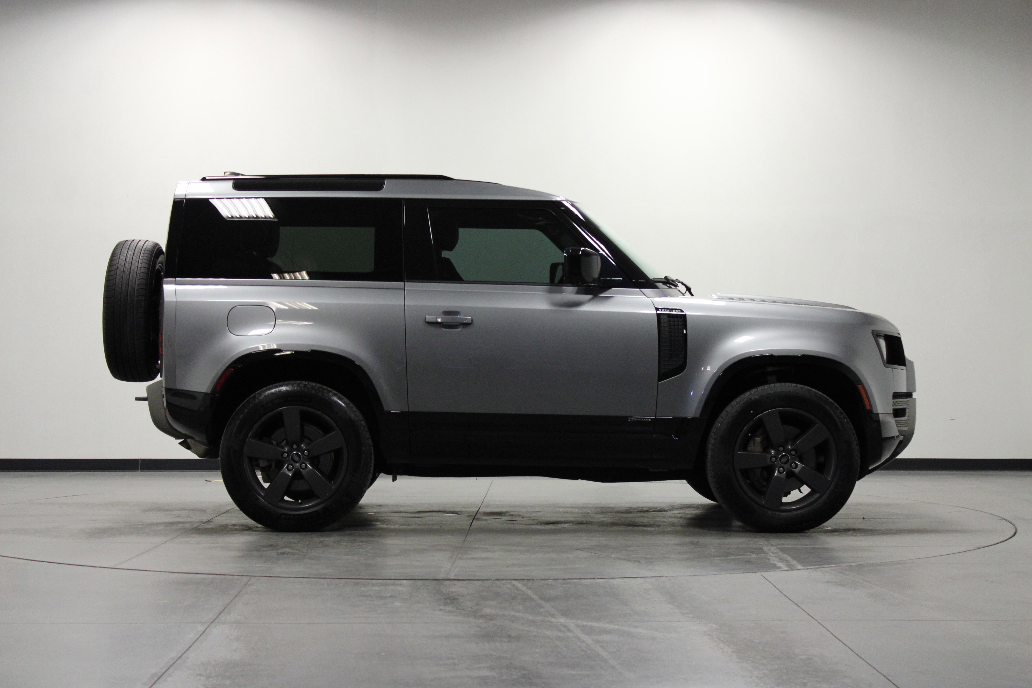 Used 2021 Land Rover Defender 90 X-Dynamic S image 3