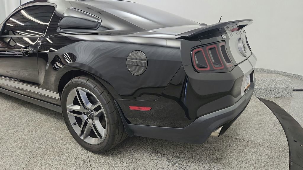 Used 2010 Ford Mustang Shelby GT500 RWD image 16