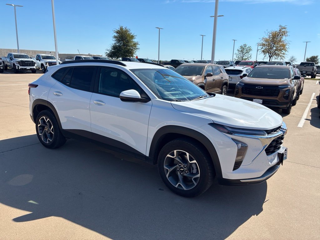 Used 2025 Chevrolet Trax LT FWD image 5