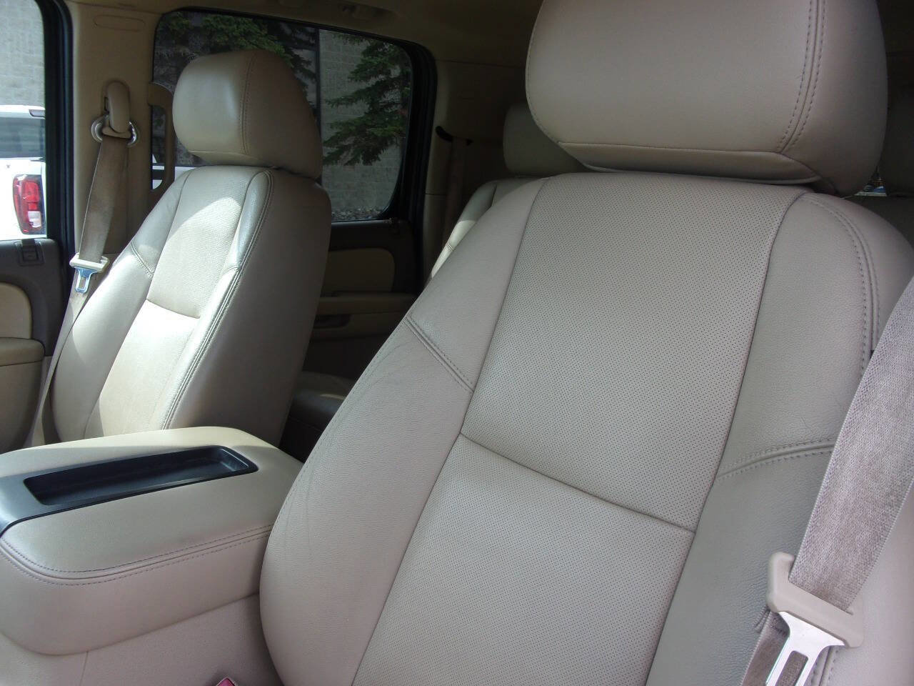 Used 2013 Chevrolet Suburban LTZ AWD/4WD image 13