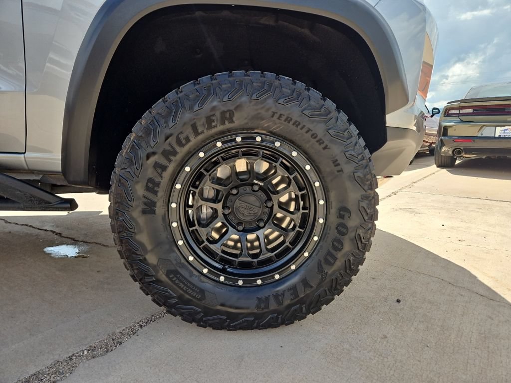 Used 2025 Chevrolet Colorado ZR2 w/ Technology Package AWD/4WD image 9