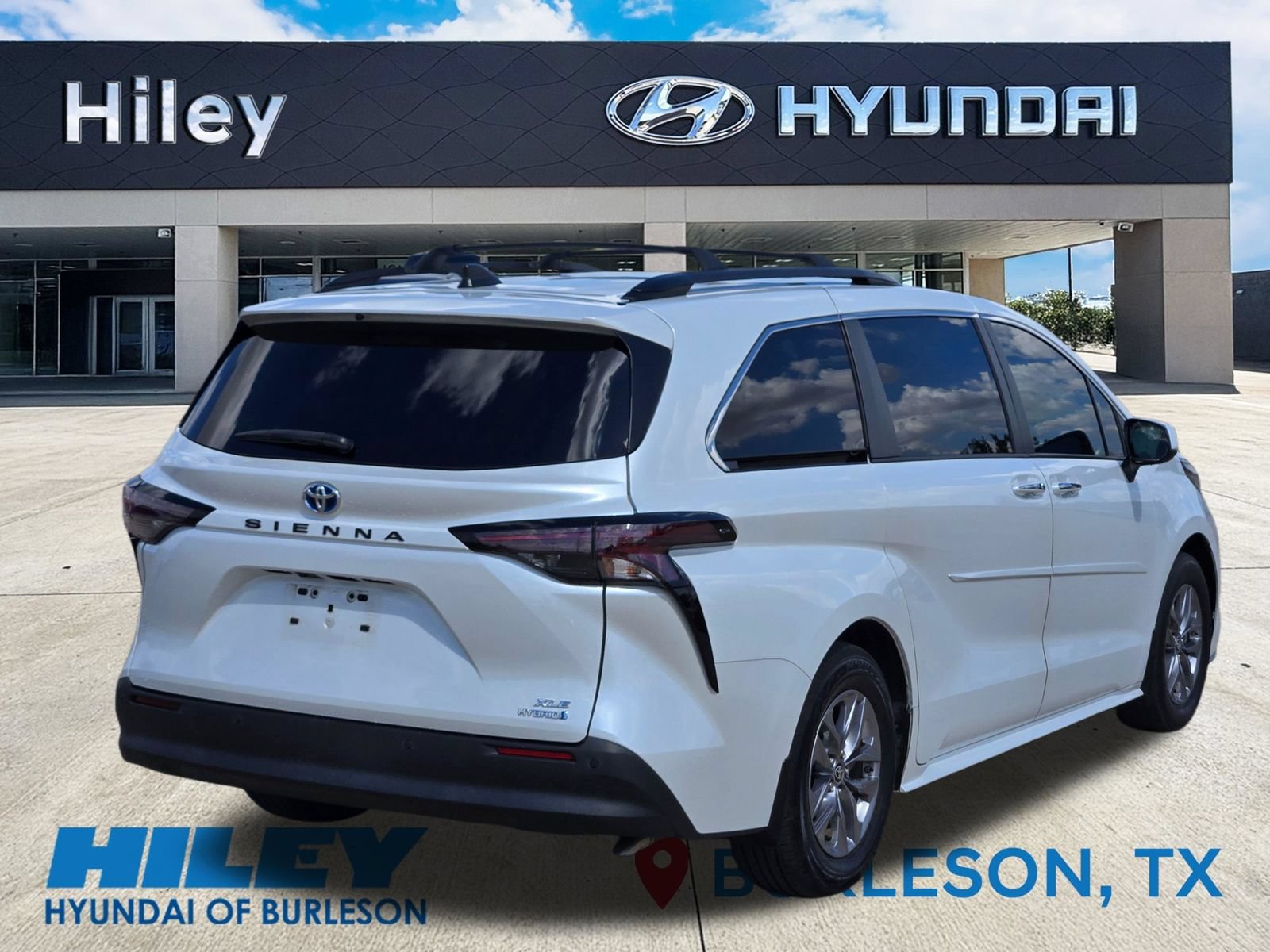 Used 2023 Toyota Sienna XLE FWD image 4