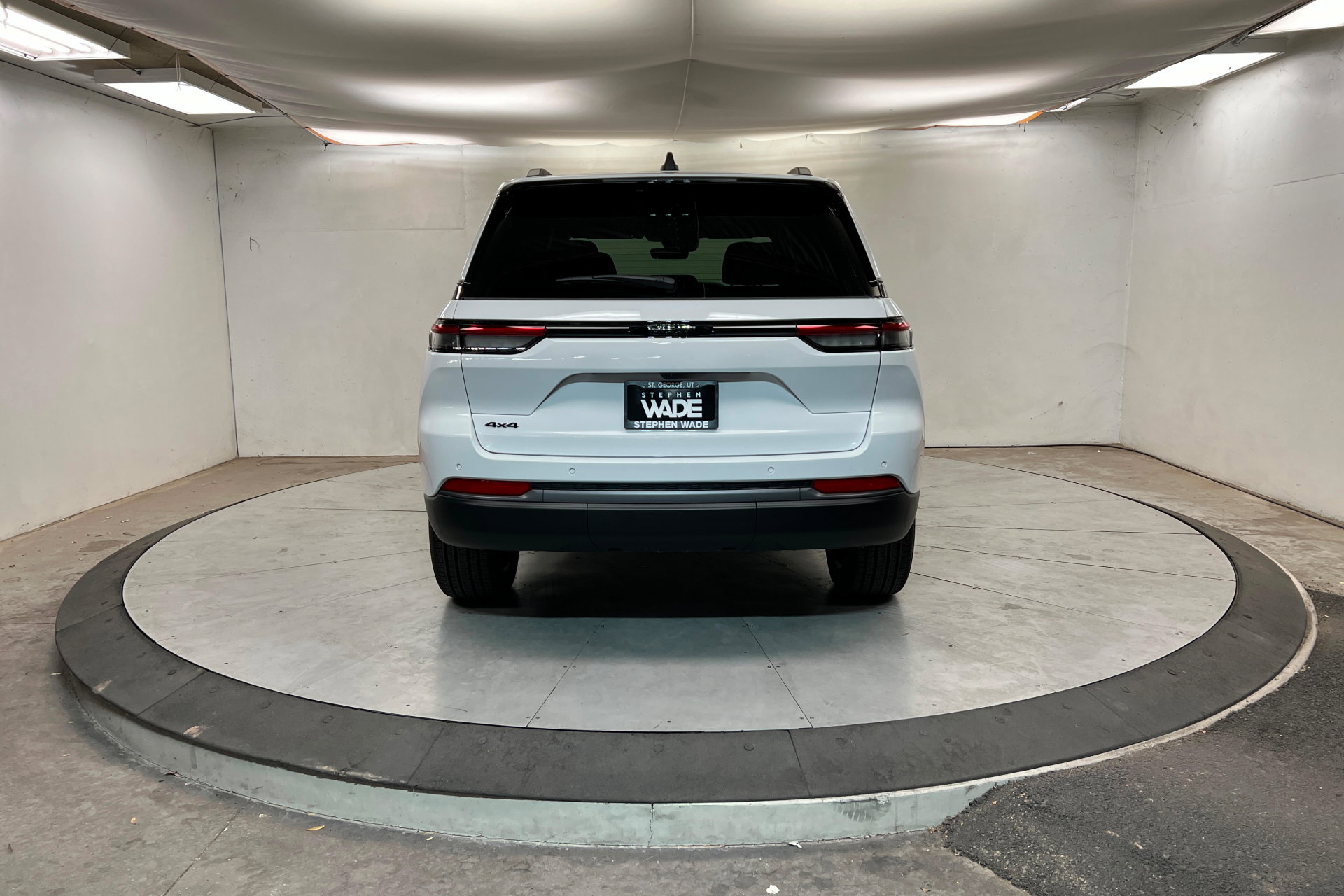 New 2026 Jeep Grand Cherokee Limited w/ Limited Altitude Package AWD/4WD image 4