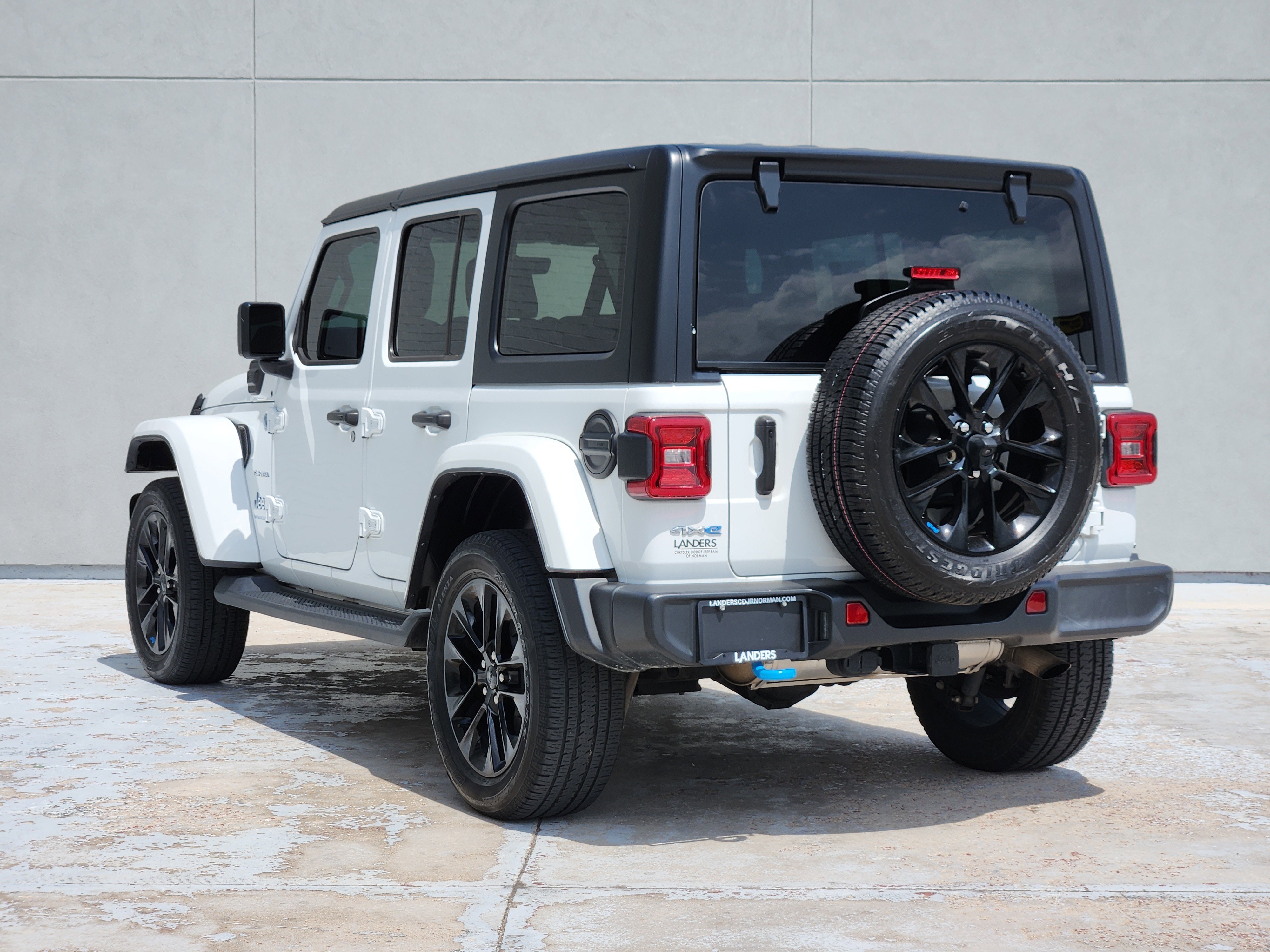 Used 2023 Jeep Wrangler Unlimited Sahara w/ Cold Weather Group AWD/4WD image 6