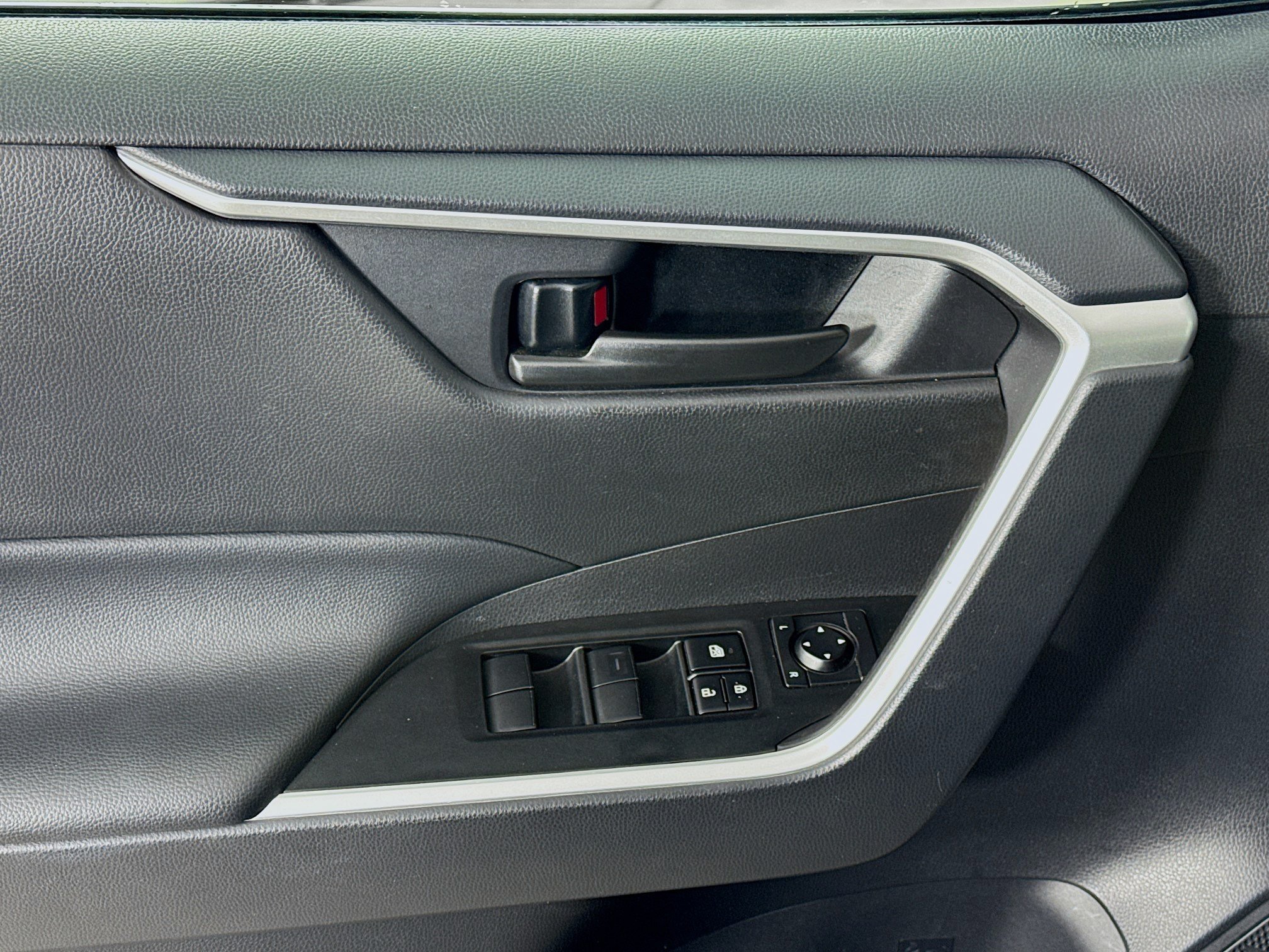 Certified 2025 Toyota RAV4 LE AWD/4WD image 17