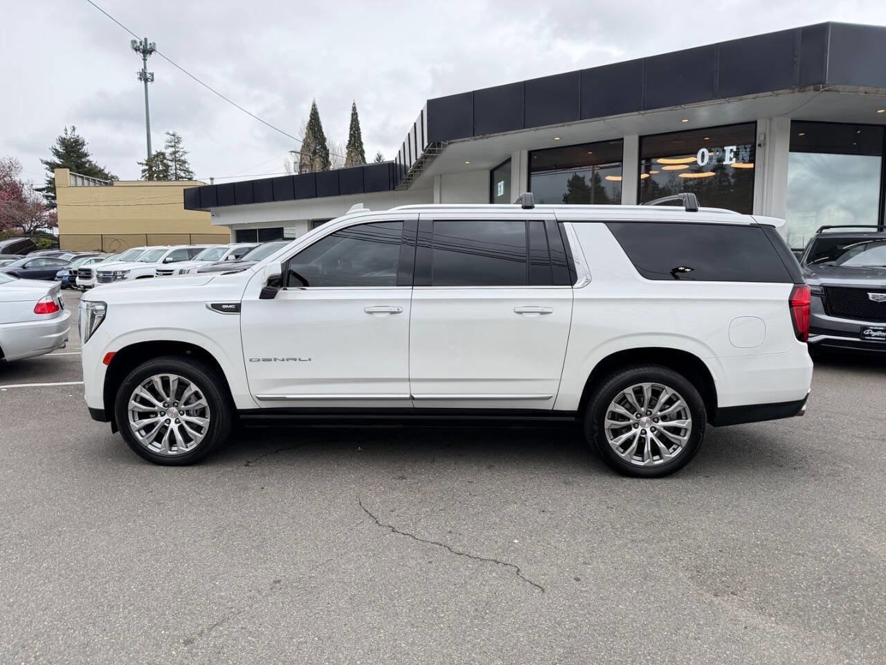 Used 2021 GMC Yukon XL Denali w/ Denali Ultimate Package image 2