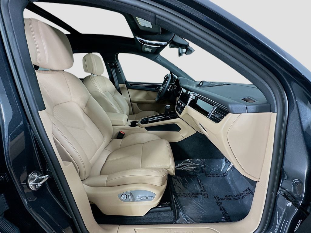 Certified 2025 Porsche Macan image 30