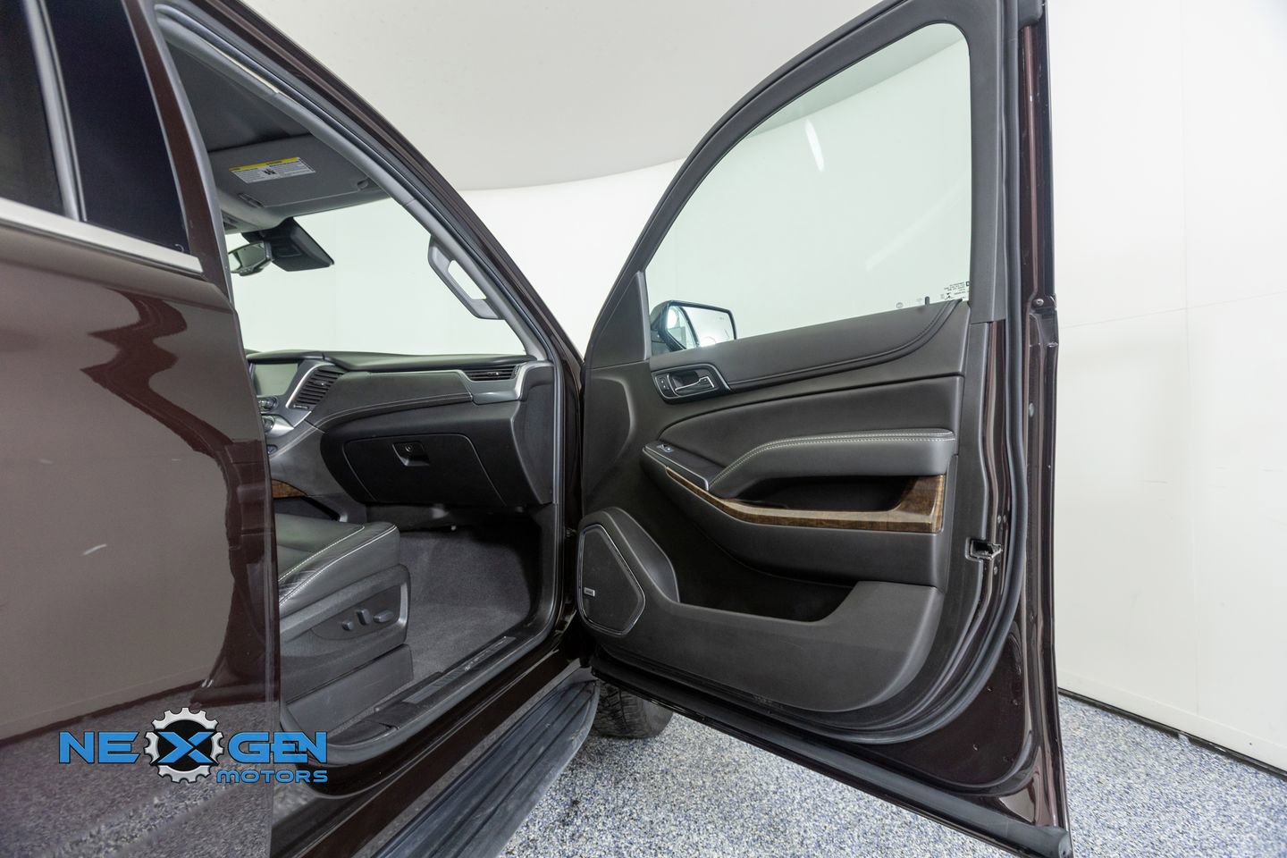 Used 2020 Chevrolet Suburban LT w/ Luxury Package image 40