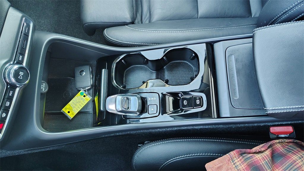 Certified 2025 Volvo XC40 B5 Plus image 21