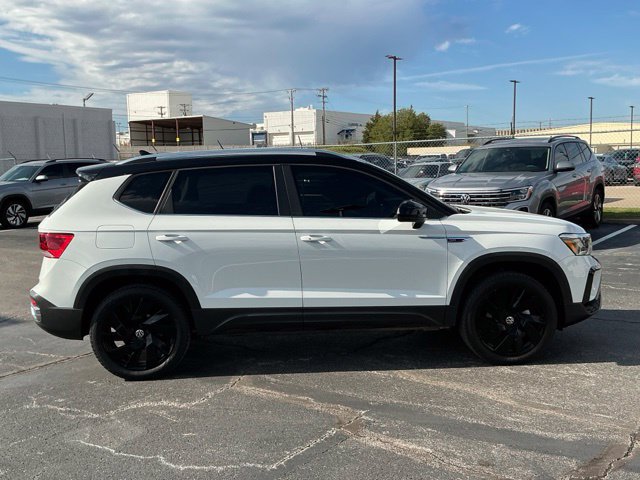Certified 2024 Volkswagen Taos SE w/ Panoramic Sunroof Package AWD/4WD image 2