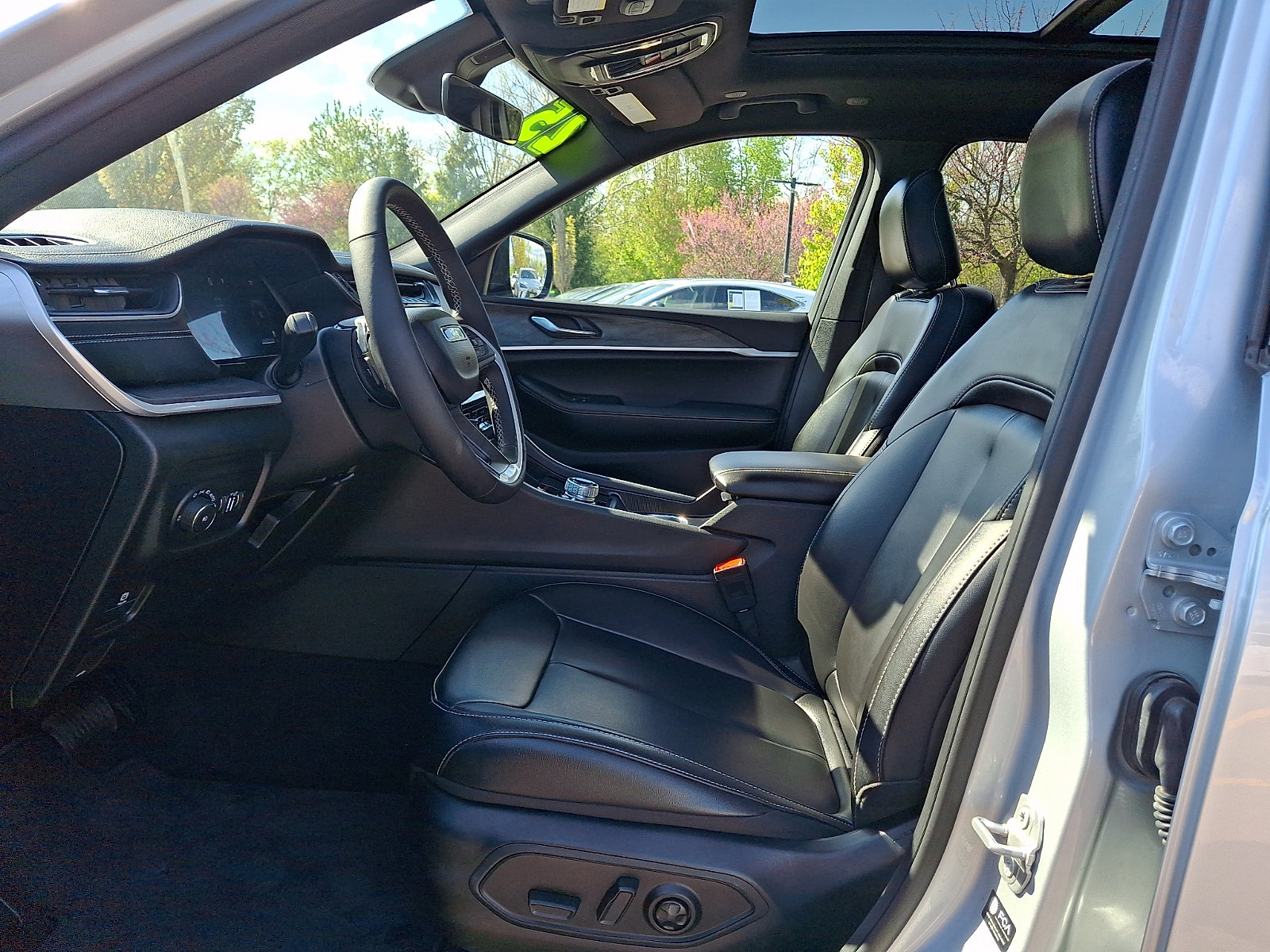 Used 2025 Jeep Grand Cherokee L Limited AWD/4WD image 15