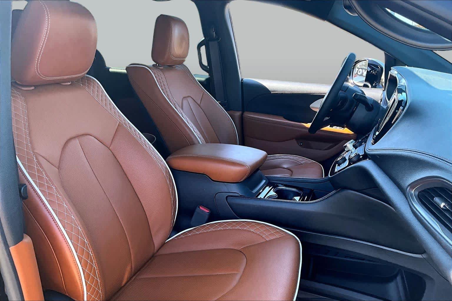 Used 2025 Chrysler Pacifica Pinnacle FWD image 8