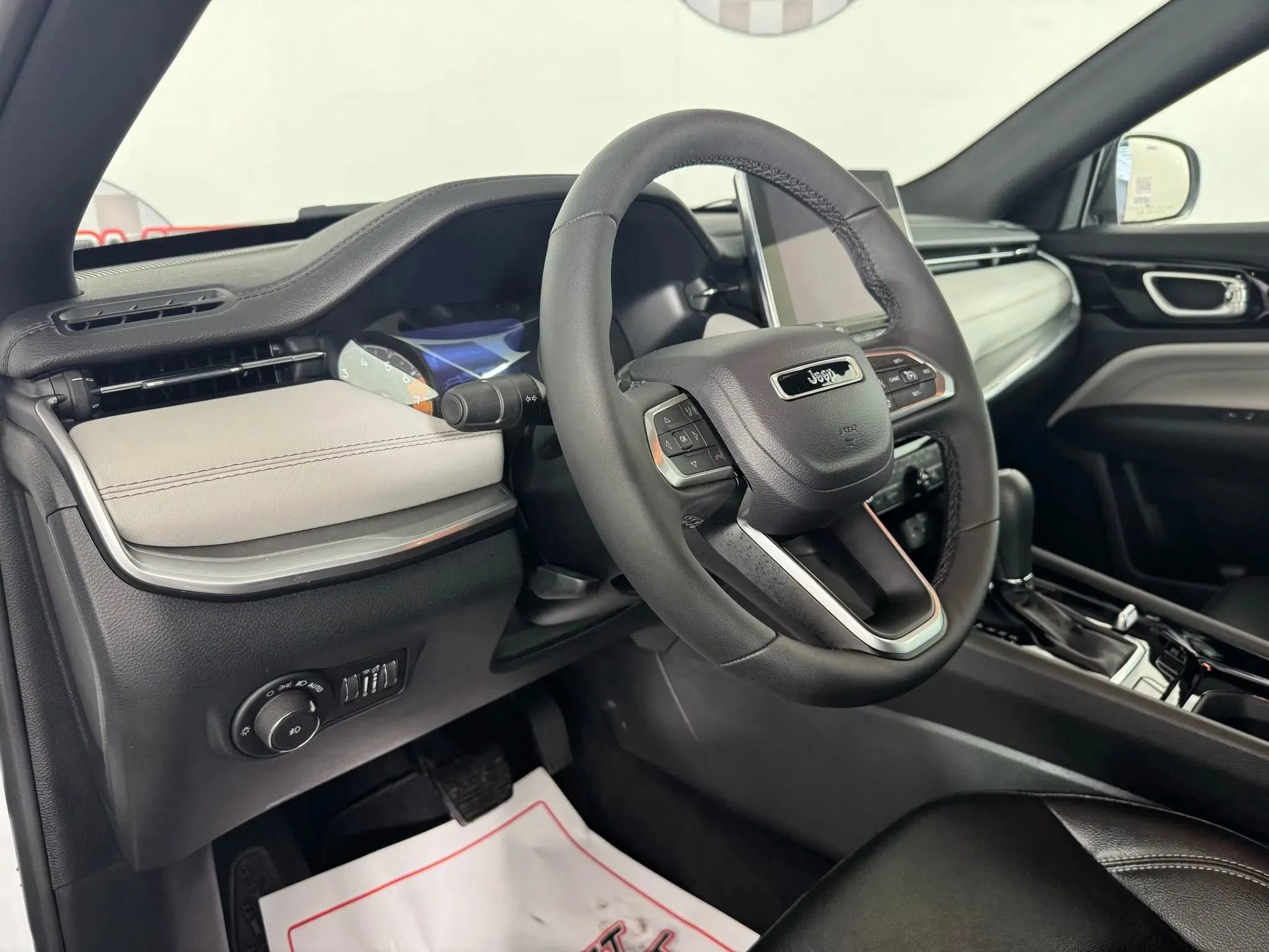 Used 2025 Jeep Compass Limited image 10