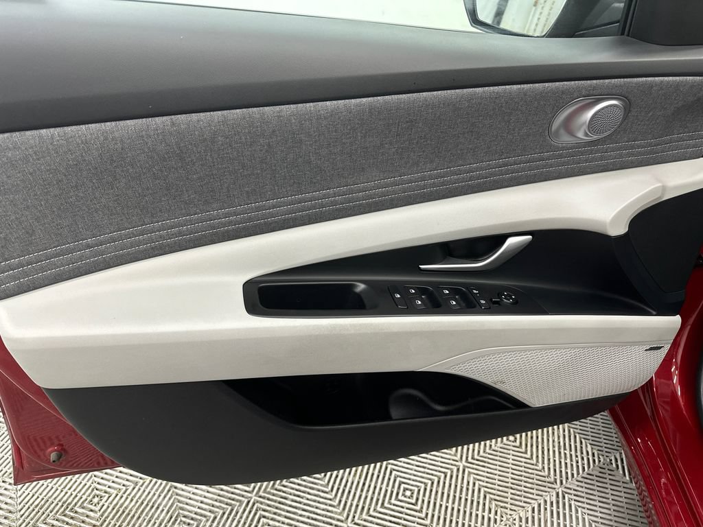 Used 2025 Hyundai Elantra Limited FWD image 11