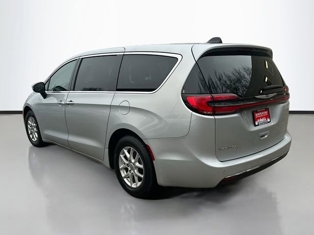 Used 2023 Chrysler Pacifica Touring-L image 8
