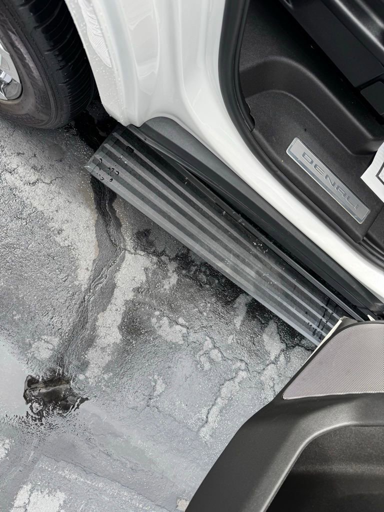 Used 2023 GMC Yukon Denali Ultimate w/ LPO, Floor Liner Package AWD/4WD image 9