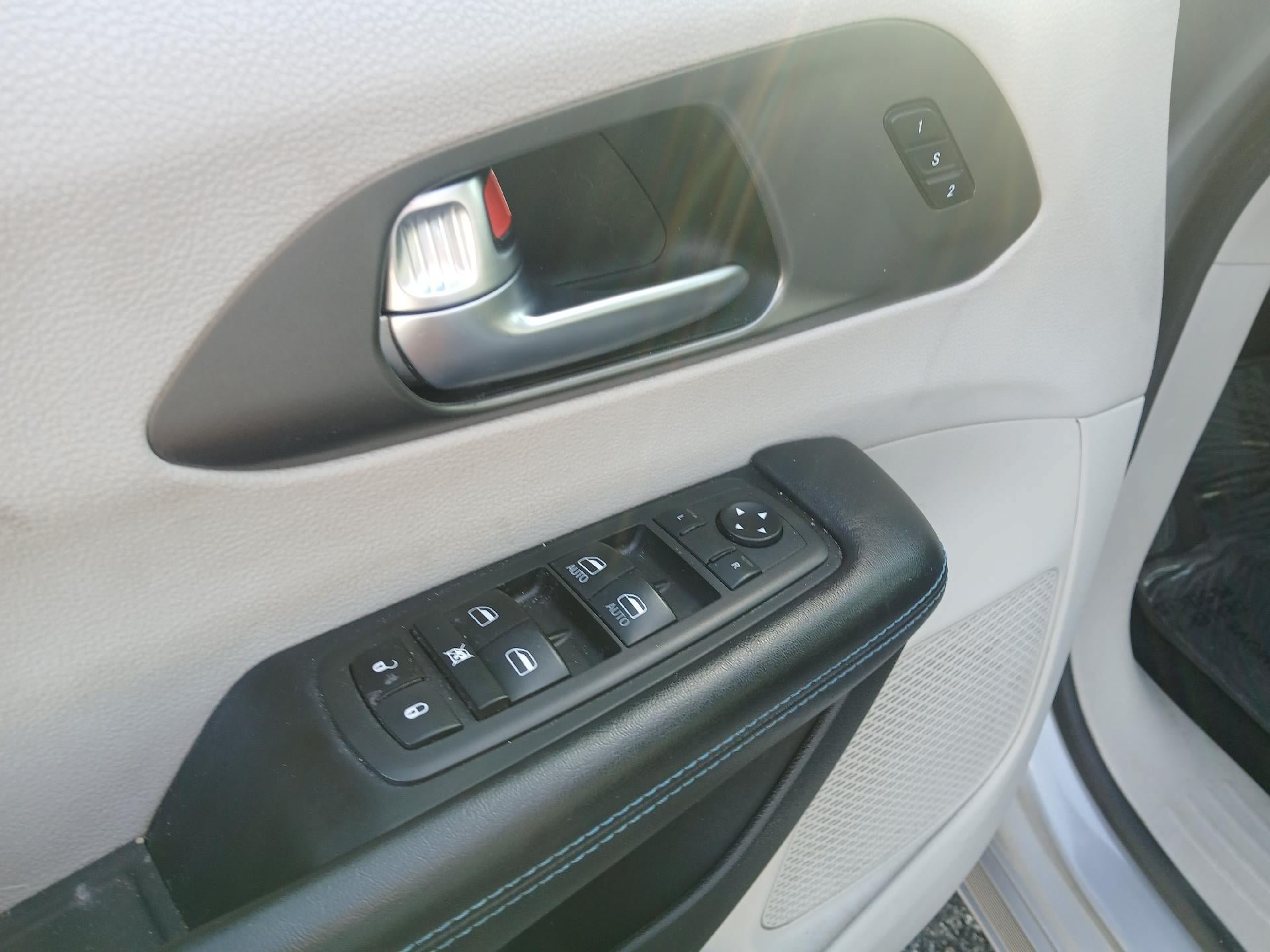 Used 2021 Chrysler Pacifica Touring-L w/ Premium & Safety Sphere Group FWD image 14