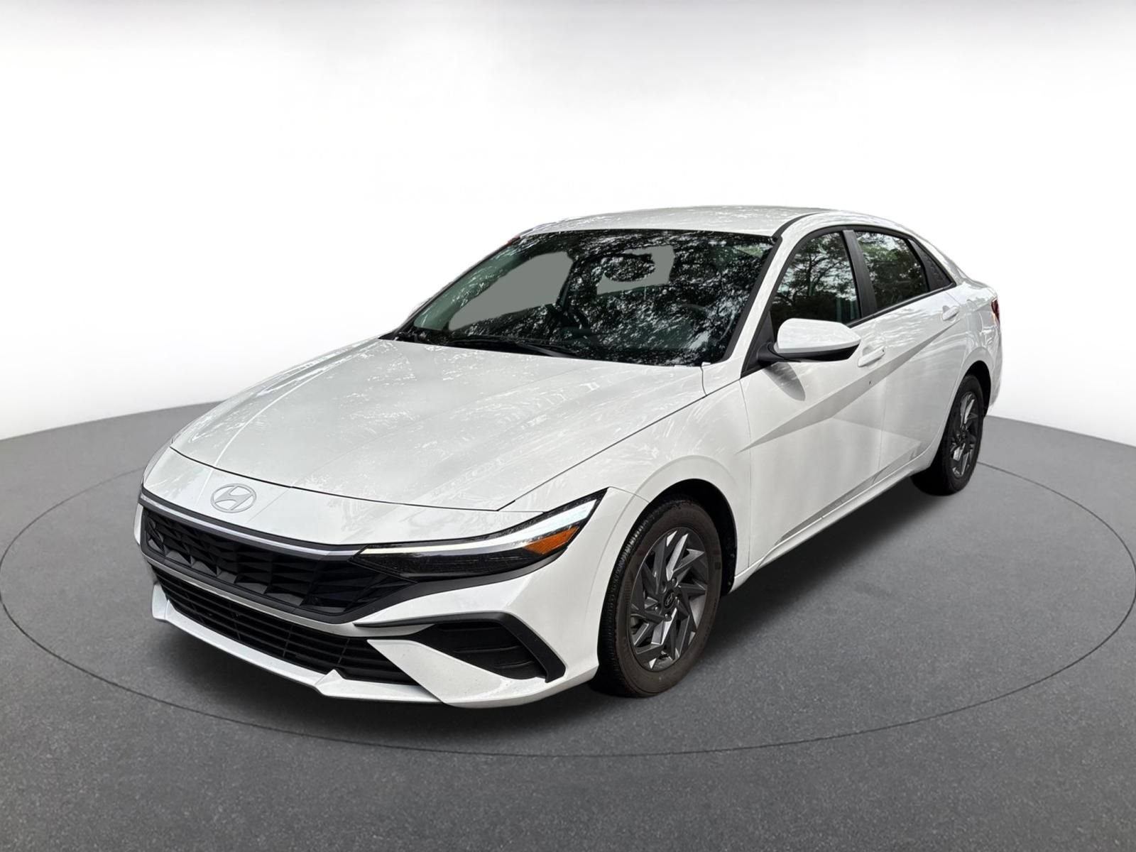 Used 2026 Hyundai Elantra Hybrid FWD image 4