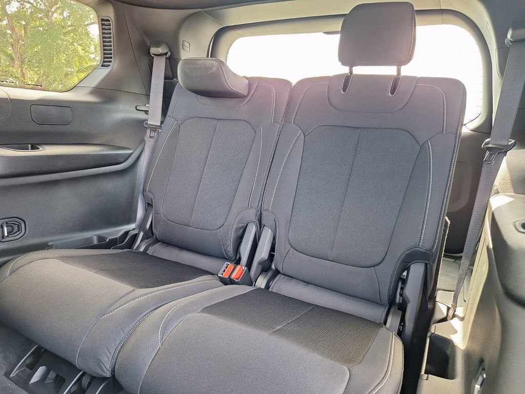 New 2025 Jeep Grand Cherokee L Laredo image 11