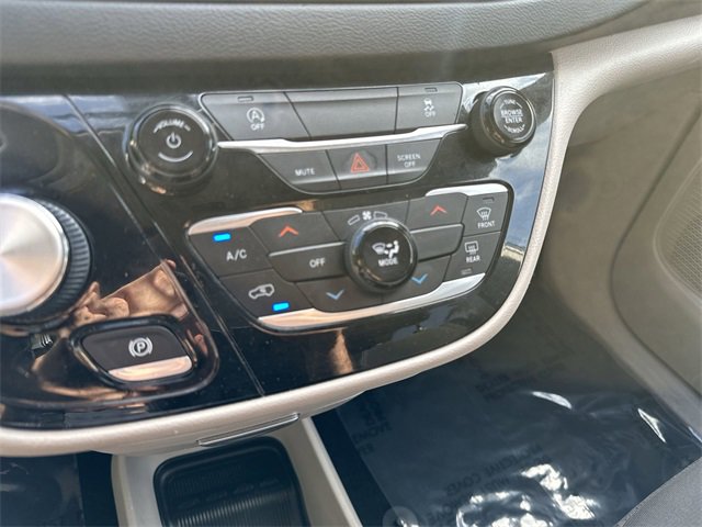 Used 2022 Chrysler Voyager LX image 17