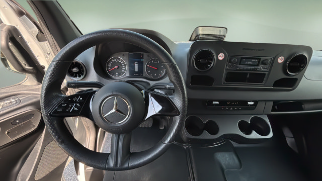 Used 2025 Mercedes-Benz Sprinter 2500 image 11