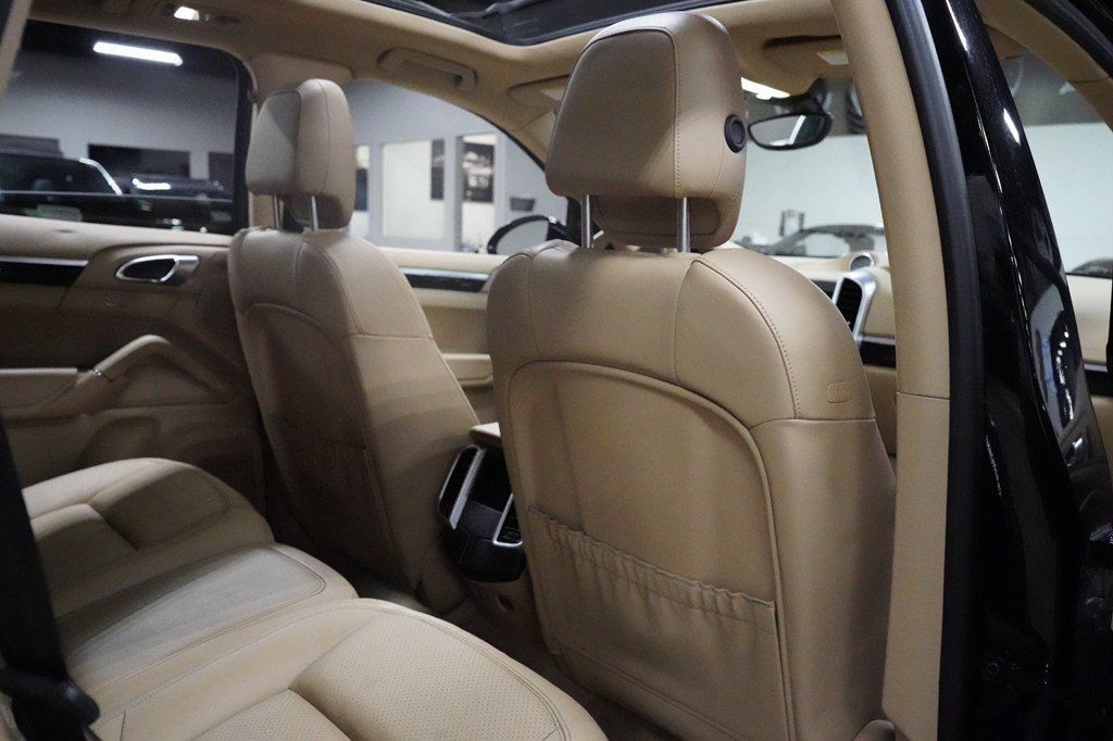 Used 2017 Porsche Cayenne Platinum Edition AWD/4WD image 27