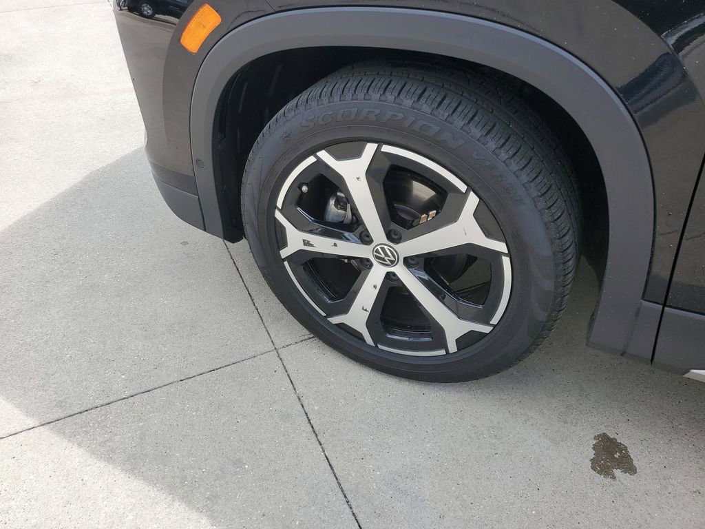 Used 2025 Volkswagen Tiguan SE image 5