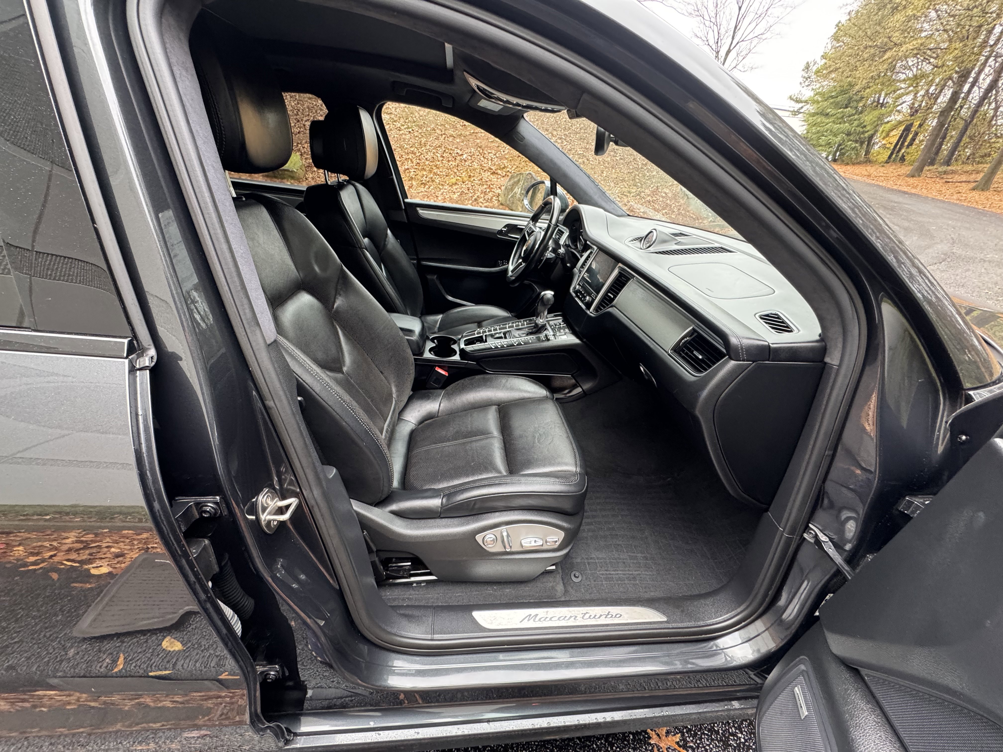 Used 2017 Porsche Macan Turbo image 40