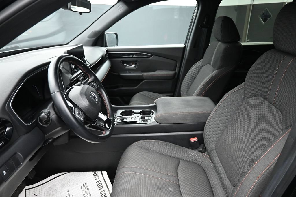Used 2025 Honda Pilot Sport image 11
