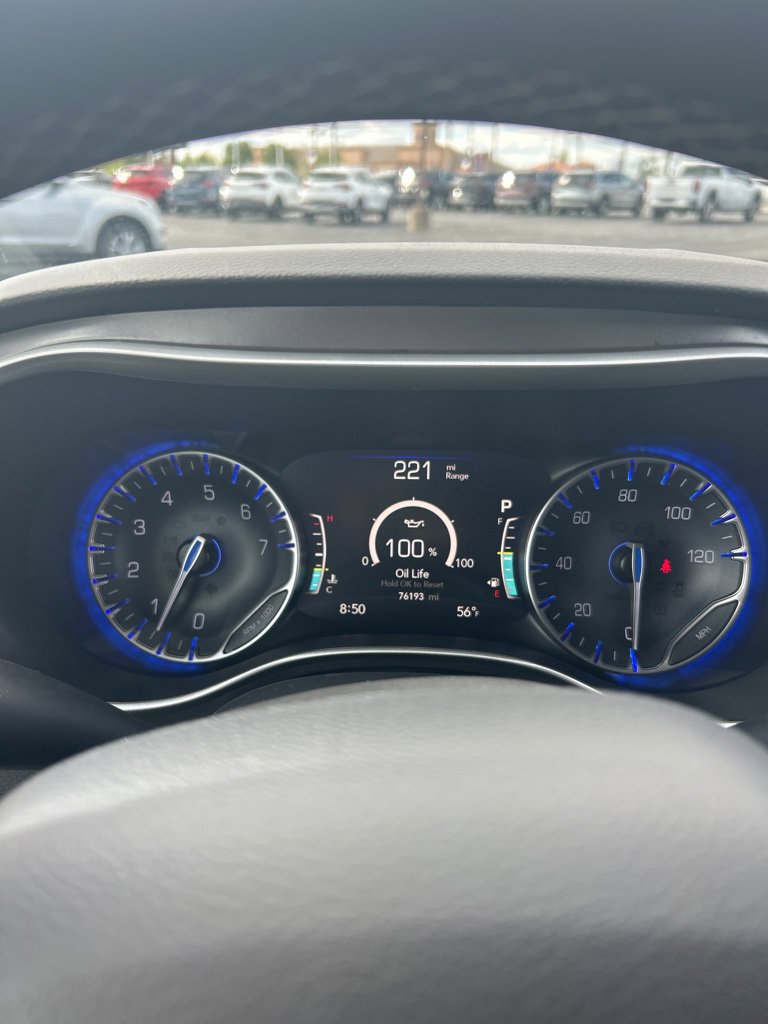 Used 2023 Chrysler Pacifica Touring-L FWD image 27